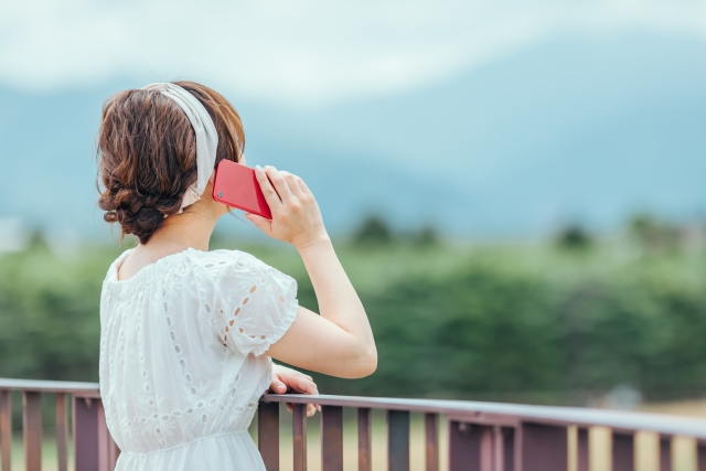 電話をする女性